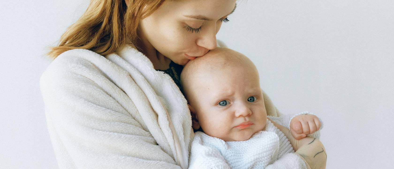 gestire-le-crisi-emotive-dei-bambini Una mamma abbraccia la sua bambina