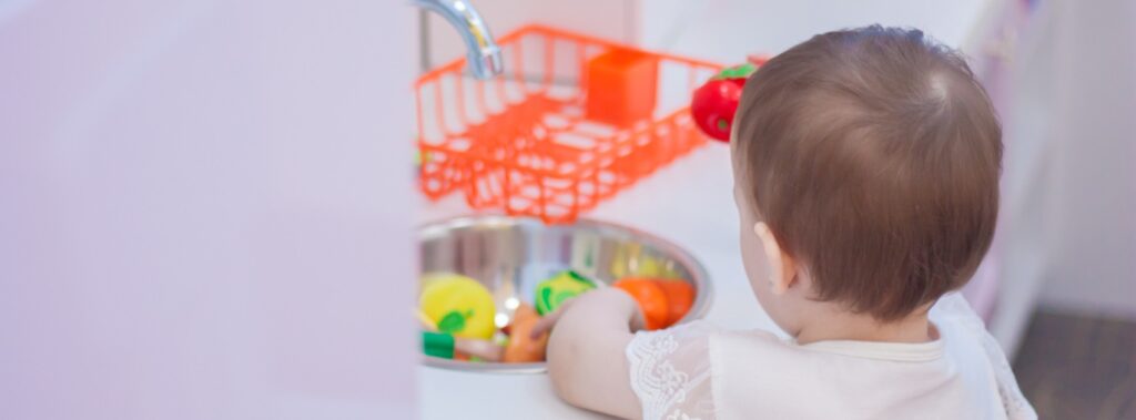 Bambina gioca in spazi sicuri
