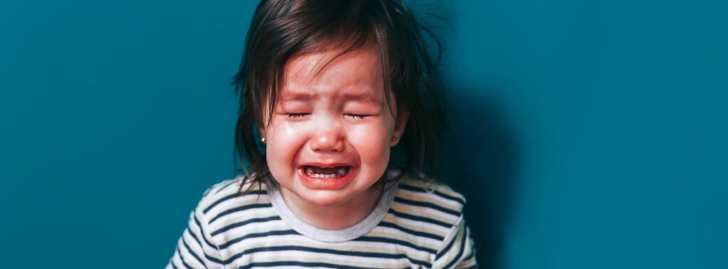 Bambina lasciata piangere da sola