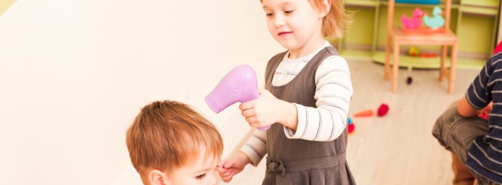 Bambini giocano alla parrucchiera con creatività e immaginazione
