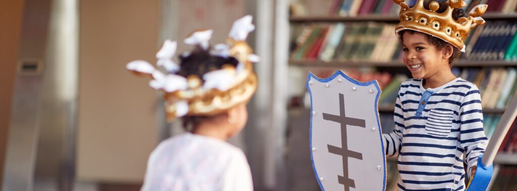 bambini-giocano-con-creatività-cavalieri