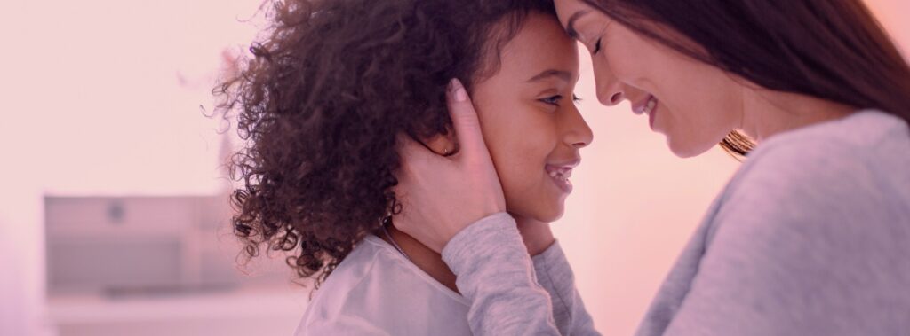 Una mamma usa la comunicazione non verbale con sua figlia