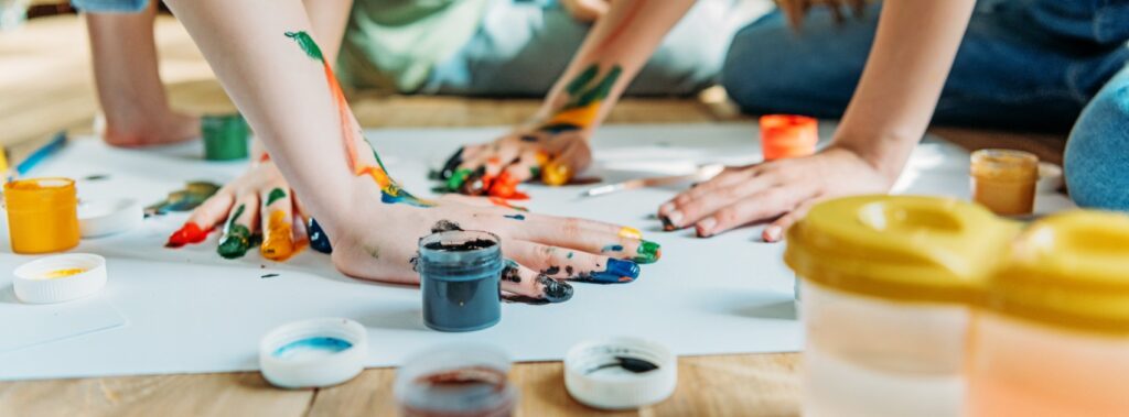 Pittura in famiglia con creatività e divertimento