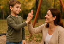 7 strategie per prevenire i “capricci” con la Disciplina Positiva Un bambino di 6 anni e la sua mamma battono il cinque, soddisfatti e orgogliosi